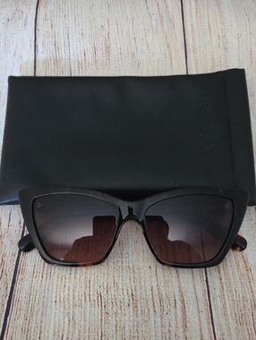 Quay Set In Stone Sunglasses